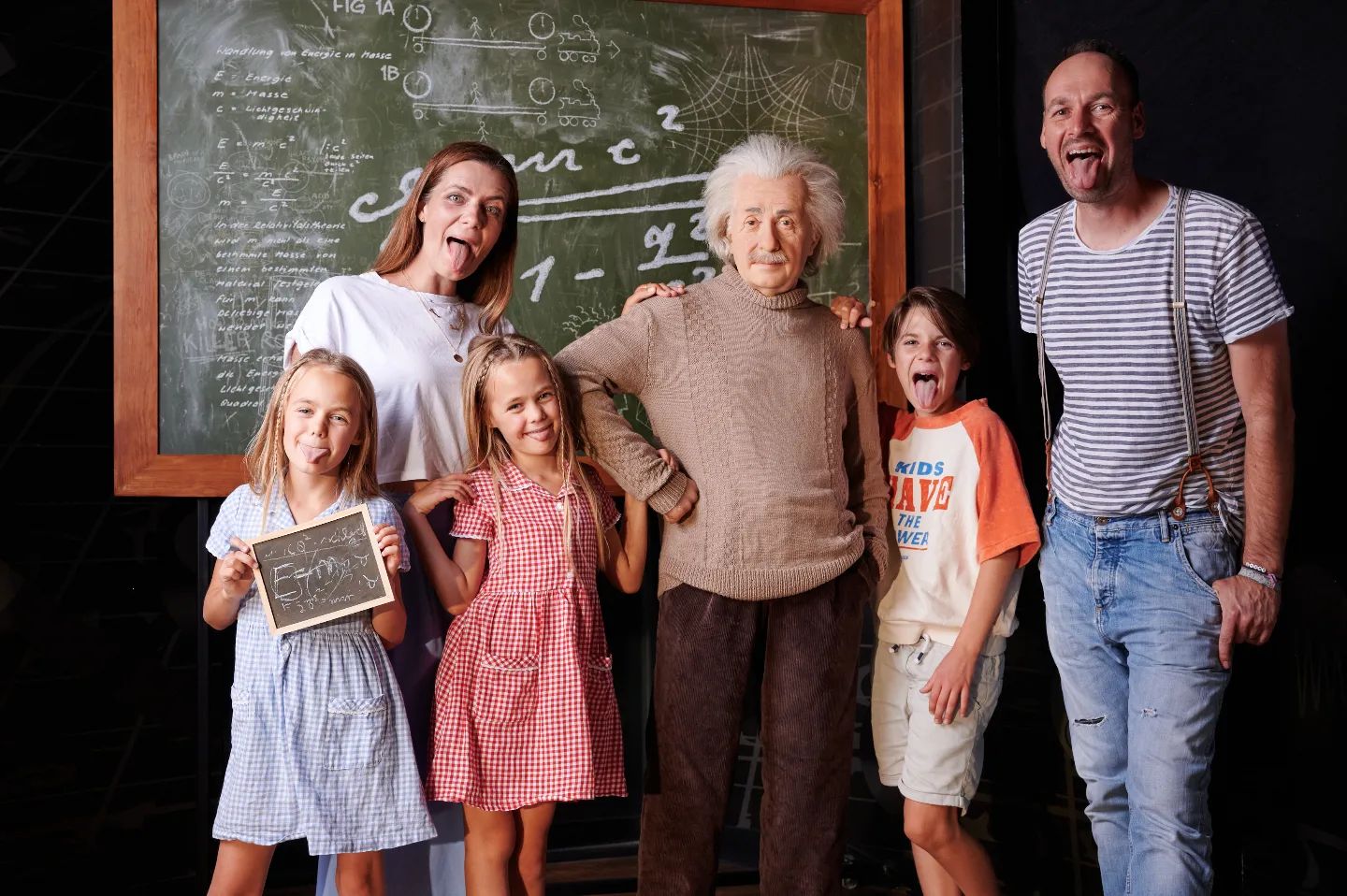 Unsere tolle Familie für @tussaudsberlin mit Albert Einstein 😍
Fantasie ist wichtiger als Wissen, denn Wissen ist begrenzt. Albert Einstein
#modelagentur #modelagency
#lieblingsmenschberlin #familymodelagency #newface #lieblingsmenschagentur #agenturfürtollemenschen #modelagenturberlin #Berlin #seniormodels #modelagenturfürfamilien #berlinmodels #modelberlin
#schauspielagentur #actors #peopleagency #peopleagentur #model #casting